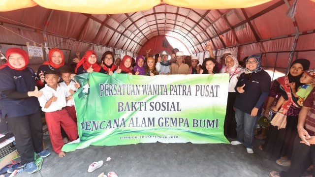 Dirut PT Pertamina, Nicke Widyasari, serahkan bantuan 250 unit Rumah Transisi kepada korban gempa Lombok, Selasa (18/9/2018). (Foto: Dok. Pertamina)