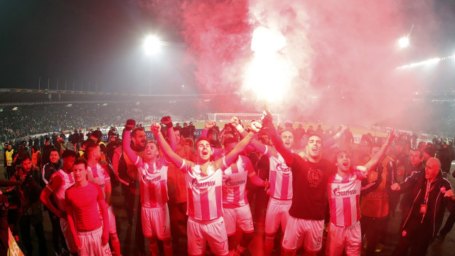 Para pemain Crvena merayakan kemenangan. (Foto: Pedja Milosavljevic / AFP)