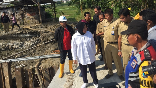 Wali Kota Surabaya, Tri Rismaharini (dua kiri) melakukan inspeksi mendadak (sidak) proyek box Culvert di kawasan Kandangan, Kecamatan Benowo, Surabaya, Selasa (18/9). (Foto: Phaksy Sukowati)