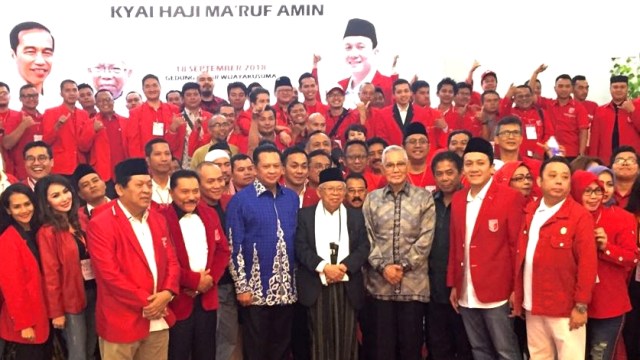 Ma'ruf Amin, Try Sutrisno, AM Hendropriyono, Diaz Hendropriyono berfoto bersama Kader PKPI. (Foto: Rafyq Panjaitan/kumparan)