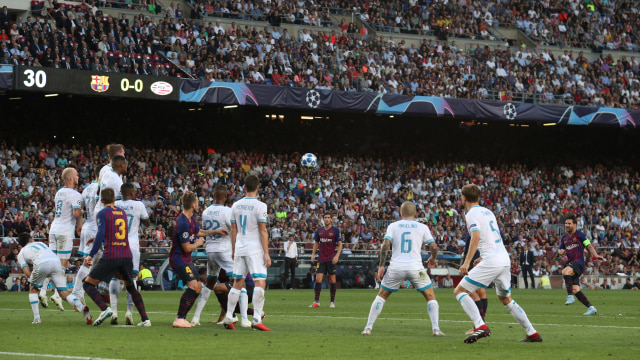 Eksekusi tendangan bebas Messi berbuah gol perdana Barcelona di laga vs PSV Eindhoven. (Foto: REUTERS/Albert Gea)