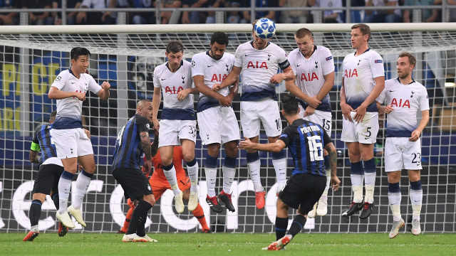 Eksekusi tendangan bebas Politano di laga Inter Milan vs Tottenham Hotspur. (Foto: REUTERS/Alberto Lingria)