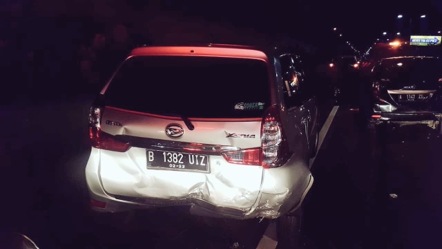 Kecelakaan beruntun di Jalur Bawah KM 27 Tol Kamal (arah ke Bandara Soekarno-Hatta), Rabu (19/9), pukul 01:28 WIB. (Foto: Twitter @TMCPoldaMetro)