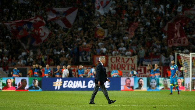 Carlo Ancelotti usai laga Crvena Zvezda vs Napoli.  (Foto: REUTERS/Novak Djurovic)