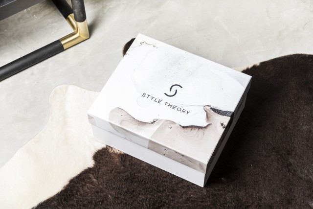 Tiga baju yang dirental dari Style Theory dikemas dalam box. Pengambilannya bisa diantar atau dipick-up sendiri oleh pelanggan. (Foto: Style Theory)