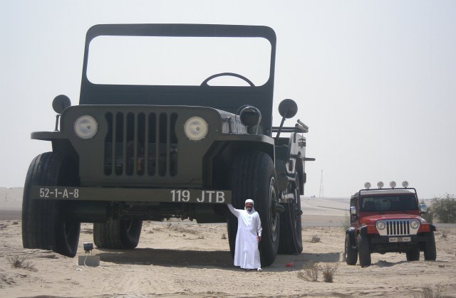 Sheikh Hamad bin Hamdan Al Nahyan Bersama model Willys Jeep terbesar di dunia (Foto: dok. wikimedia commons)