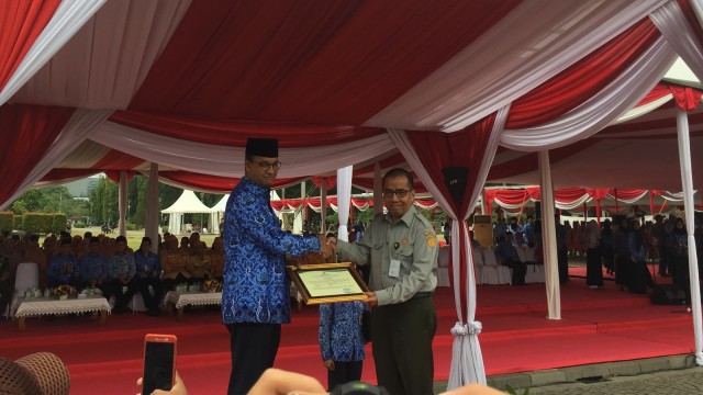 Gubernur DKI Jakarta, Anies Baswedan (kiri), saat upacara Ikada di Monas, Jakarta, Rabu (19/9/2018). (Foto: Moh Fajri/kumparan)