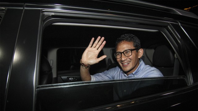 Bakal Calon Wakil Presiden Sandiaga Uno melambaikan tangan usai mengikuti pertemuan koalisi pengusung Prabowo-Sandi. (Foto: ANTARA FOTO/Dhemas Reviyanto)