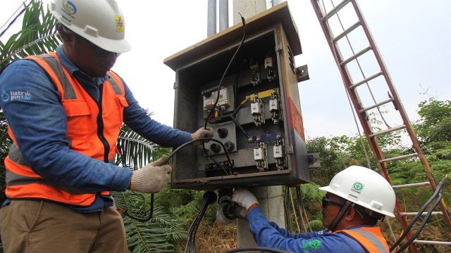 Pekerja PT PLN (Persero) melakukan pemeliharaan saluran kabel udara (SKU) tegangan rendah pada sebuah gardu listrik. (Foto: ANTARA FOTO/Aswaddy Hamid)