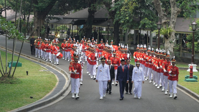 Presiden Joko Widodo (tengah) saat kirab bersama Gubernur dan Wakil Gubernur NTB Periode 2018 - 2023 di halaman Istana. (Foto: Yudhistira Amran Saleh/kumparan)
