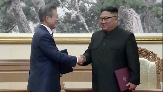 Pertemuan antara Presiden Korsel Moon Jae-in dan Pemimpin Tertinggi Korut, Kim Jong-un di Pyongyang. (Foto: KBS/via Reuters TV)