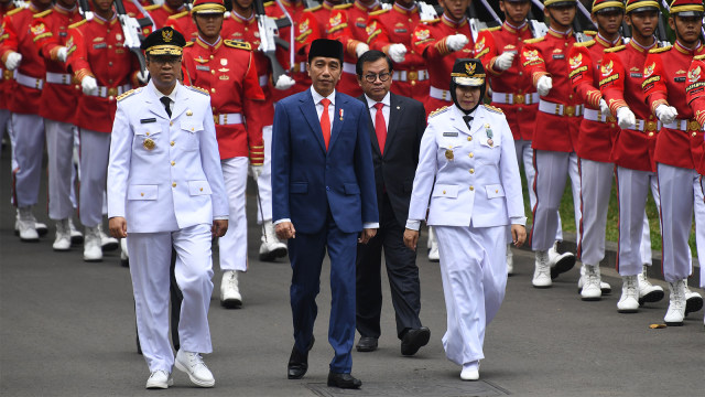 Presiden Joko Widodo (tengah), Gubernur NTB terpilih Zulkifliemansyah (kiri) dan Wakil Gubernur terpilih Sitti R.D. saat prosesi kirab di Kompleks Istana. (Foto: ANTARA FOTO/Wahyu Putro)