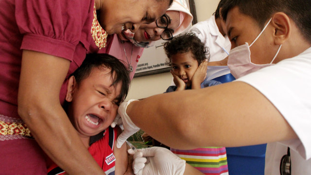 Balita menangis ketika dokter menyuntikkan vaksin Measle-Rubella (MR). (Foto:  ANTARA FOTO/Kornelis Kaha)