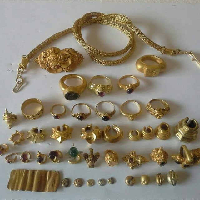 Perhiasan yang ditemukan di Sungai Musi, sebagian dianggap peninggalan Sriwijaya dilihat dari model perhiasan. Harga bisa tergantung seberapa berat kandungan emas. Bisa saja mencapai ratusan juta. (Foto: Basith Subastian/kumparan)
