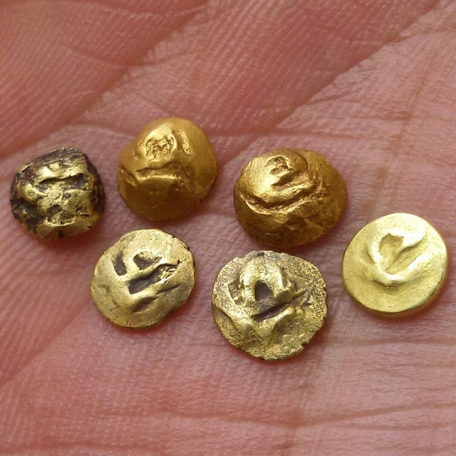 Koin emas ditemukan di Sungai Musi, harga satuan, pergram bisa Rp750.000. Harga seluruh tergantung dari hasil timbangan emas. (Foto: Basith Subastian/kumparan)