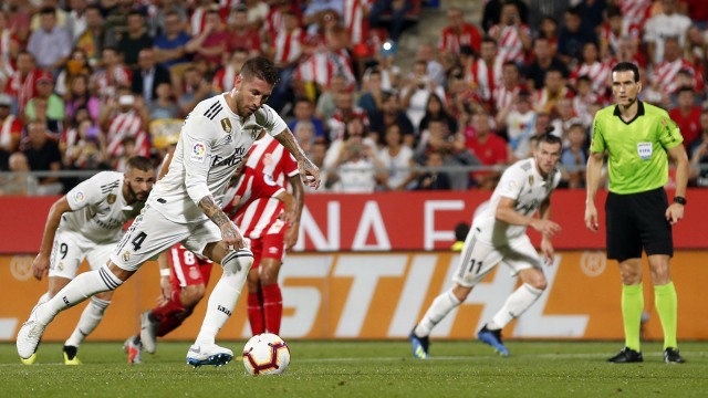 Sergio Ramos mengeksekusi penalti saat Real Madrid melawan Girona. (Foto: Pau Barrena Capilla/AFP)