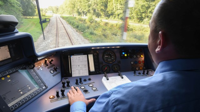 Suasana di ruang kemudi kereta bertenaga hidrogen di Jerman. (Foto: AFP/Patrik Stollarz)