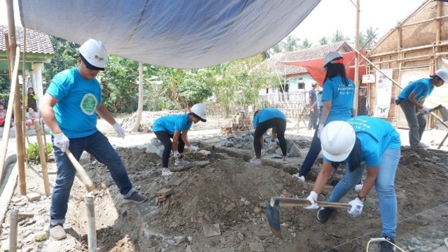 Sukarelawan dalam acara kerja sama Kanmo Group dan Habitat 4 Humanity. (Foto: Dok. Kanmo Group)