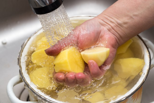 Mencuci kentang (Foto: Shutterstock)