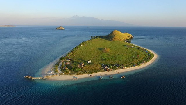 Lanskap Pulau Kenawa, Sumbawa Dari Ketinggian (Foto: Wikimedia Commons)