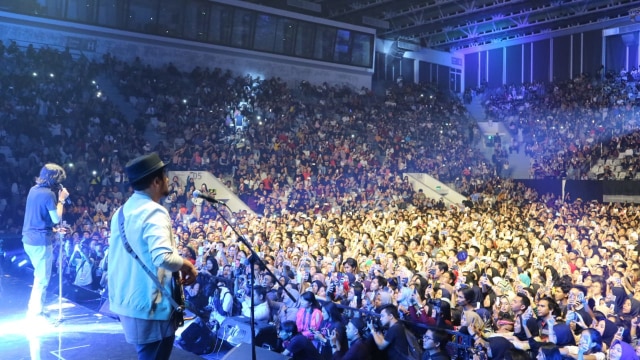 Penampilan Sheila On 7 di panggung Istora Senayan Foto: (Istimewa)