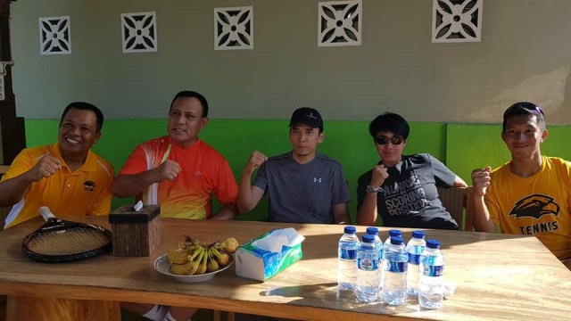 Eks Gubernur NTB Muhammad Zainul Majdi (tengah) bersama Deputi Penindakan KPK Brigjen Firli (kedua kiri) di lapangan Tenis Wira Bhakti. (Foto: Facebook/Farid Makruf)