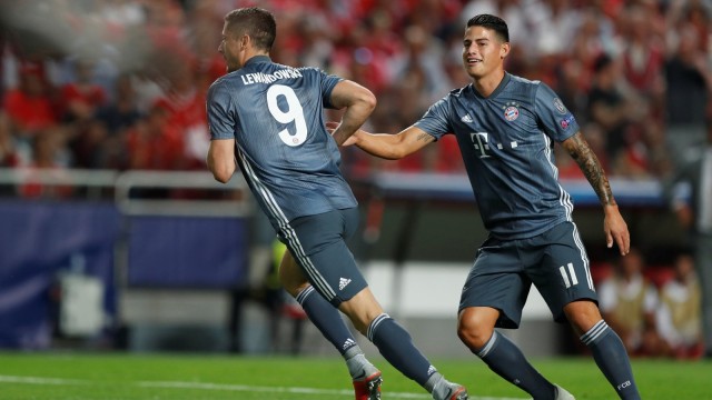 Lewandowski merayakan gol ke gawang Benfica bersama James. (Foto: Reuters/Rafael Marchante)