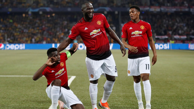 Paul Pogba, Romelu Lukaku, dan Anthony Martial rayakan gol ke gawang Young Boys. (Foto: Reuters/Matthew Childs)