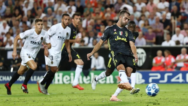 Pjanic mengeksekusi penalti ke gawang Valencia. (Foto: Reuters/Sergio Perez)