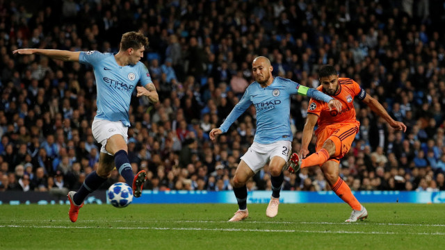 Proses Nabil Fekir mencetak gol ke gawang Manchester City pada matchday pertama Grup F Liga Champions 2018/19. (Foto: REUTERS/Phil Noble)