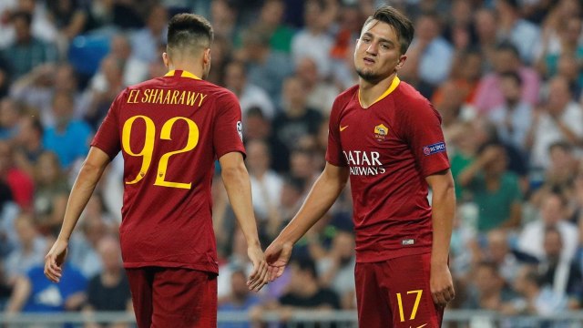 Ekspresi kecewa dua pemain Roma, Stephan El Shaarawy dan Cengiz Uender. (Foto: Reuters/Paul Hanna)