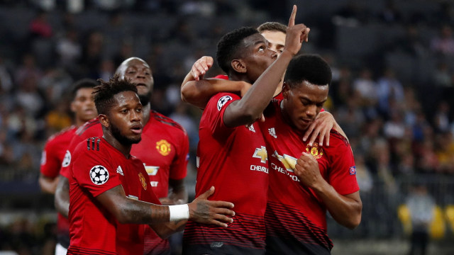 Paul Pogba dan pemain Manchester United meryakan gol ke gawang Young Boys pada matchday I Grup H Liga Champions 2018/19. (Foto: Reuters/Matthew Childs)