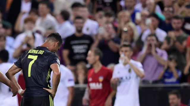 Saat Cristiano Ronaldo mendapatkan kartu merah dalam pertandingan melawan Valencia, Kamis (20/9/2018). (Foto: AFP/Javier Soriano)