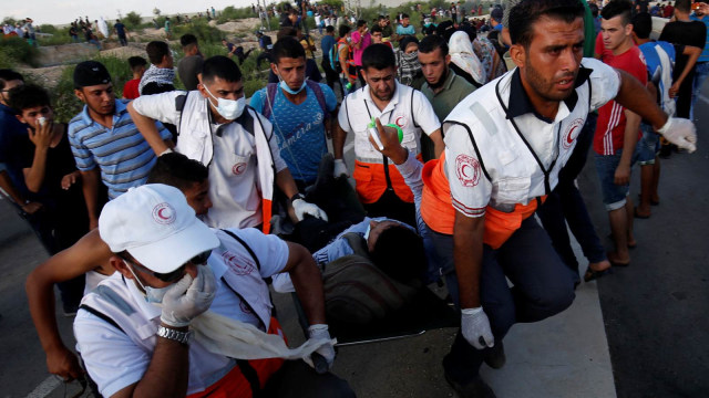 Saat tim medis mengevakuasi demonstran di Gaza. (Foto: AFP/Said Khatib)