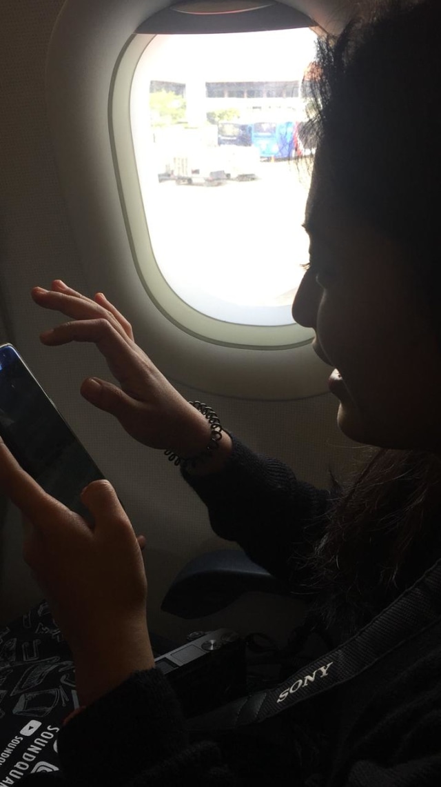 Prilly di pesawat menuju Bali (Foto: Dita/kumparan)