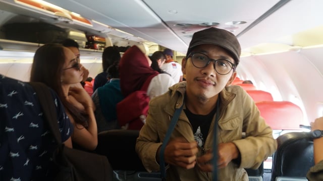 Dilla (kiri, kacamata hitam) di pesawat (Foto: Jati/kumparan)