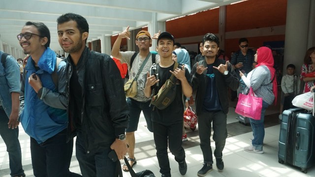 Sandy (topi kuning) dan para reporter, di bandara (Foto: Jati/kumparan)