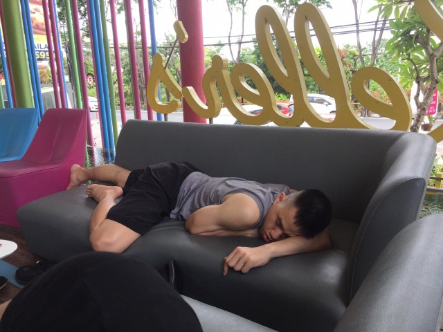 Justin tertidur di sofa hotel (Foto: Rizki/kumparan)