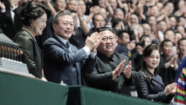Presiden Korea Selatan Moon Jae-in and pemimpin Korea Utara Kim Jong Un menonton pertujukan "The Glorious Country" di stadion May Day, Pyongyang, Korea Utara. (Foto: Pyeongyang Press Corps/Pool via REUTERS)