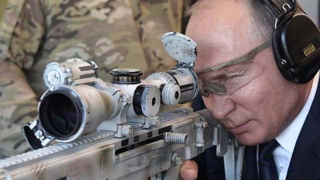 Vladimir Putin Tembakkan Kalashnikov. (Foto: AFP/ALEXEY NIKOLSKY)