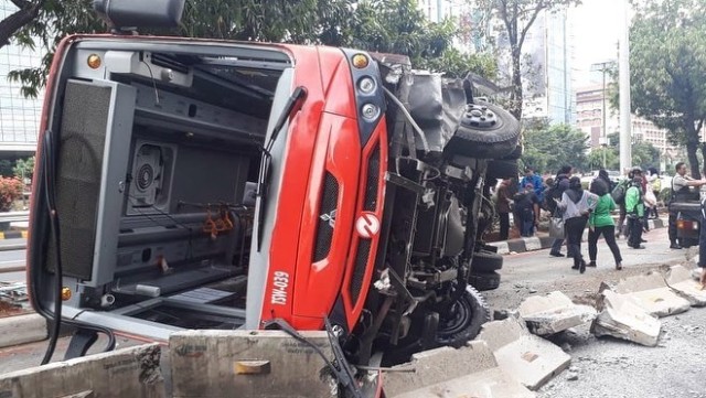 Kecelakaan bus Transjakarta terguling di Jl. Gatot Subroto, Kamis (20/9). (Foto: Instagram/@jktinfo)