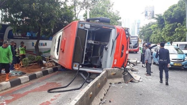Kecelakaan bus Transjakarta terguling di Jl. Gatot Subroto, Kamis (20/9). (Foto: Instagram/@jktinfo)