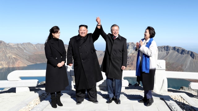 Kim Jong-un (kedua kiri) dan Moon Jae-in (kedua kanan) di Gunung Paektu. (Foto: Pyeongyang Press Corps/Pool via REUTERS)