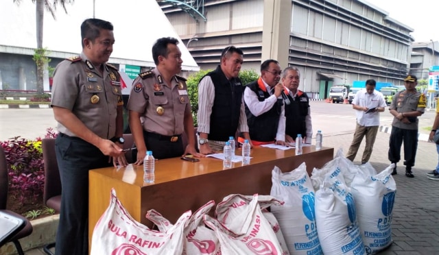 Rilis Bareskrim kasus penipuan gula rafinasi di pabrik PT PDSU, Cilegon, Banten (Foto: Fadjar Hadi/kumparan)