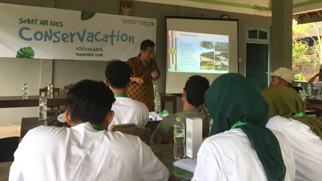 Bambang Prastistho menjelaskn tentang siklus air di Conservacation Yogyakarta. (Foto: Sabar/kumparan)