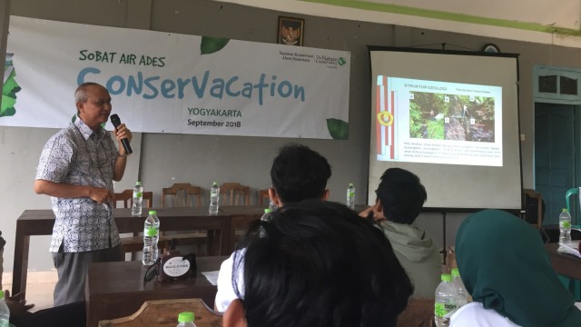 Pemaparan hasil penelitian bebatuan dan mata air oleh Puji Pratiknyo di Conservacation Yogyakarta. (Foto: Sabar/kumparan)