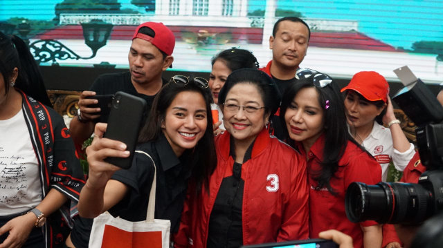 Ketum PDI-P Megawati Soekarnoputri ber swafoto bersama sejumlah artis. (Foto: Helmi Afandi/kumparan)
