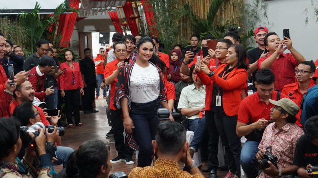Krisdayanti saat fashion show di DPP PDI Perjuangan sekaligus peluncuran Tagline Kampanye dan Atribut Milenial, Jakarta, Kamis (20/9/2018). (Foto: Helmi Afandi Abdullah/kumparan)