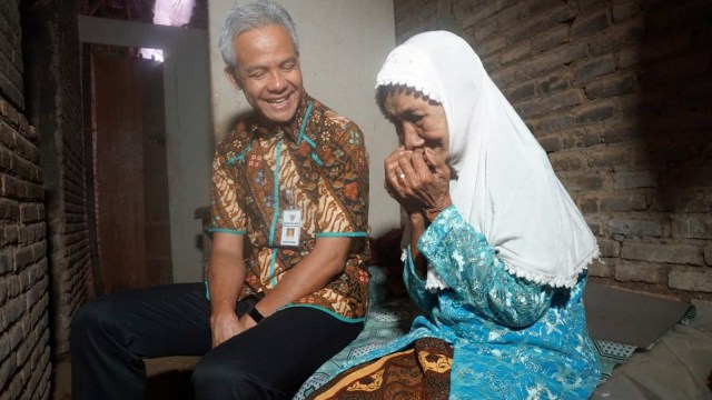 Gubernur Jawa Tengah Ganjar Pranowo kunjungi rumah Kusnari. (Foto: Dok. Humas GP)