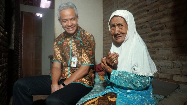 Gubernur Jawa Tengah Ganjar Pranowo kunjungi rumah Kusnari. (Foto: Dok. Humas GP)